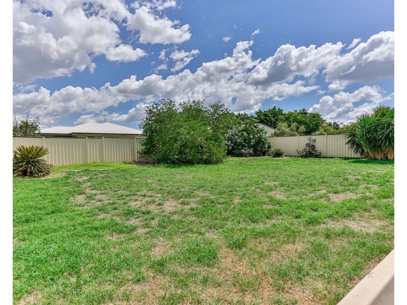 17 Glovar Street, Emerald QLD 4720