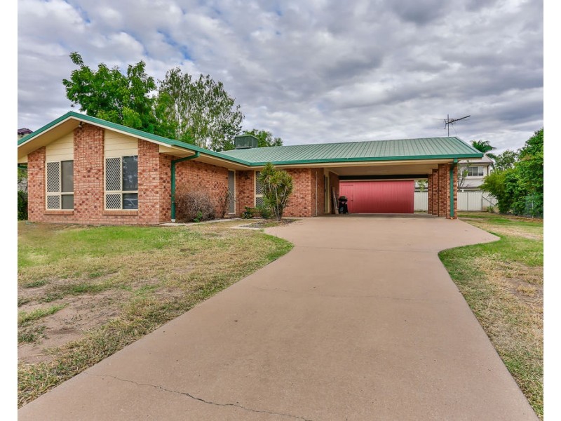 17 Dawn Crescent, Emerald QLD 4720