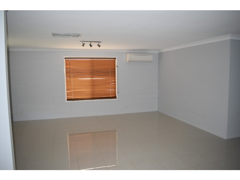 8 Crozier Crescent, Emerald QLD 4720