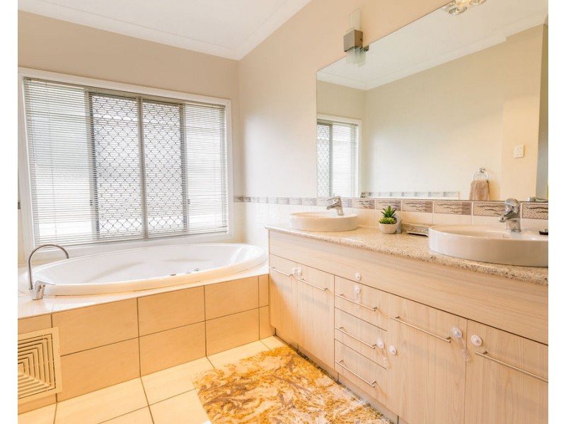 5 Peppertree Lane, Emerald QLD 4720