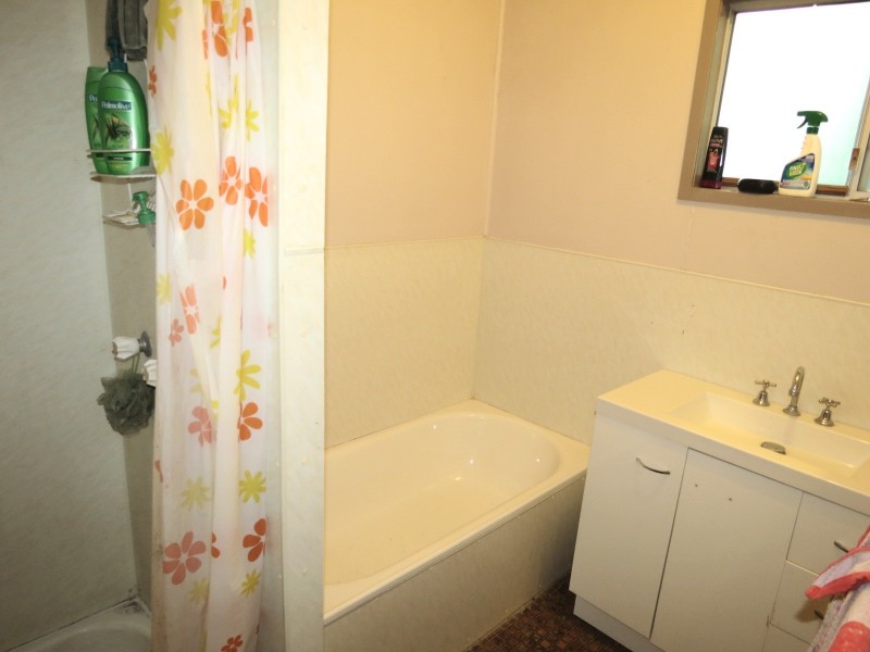 16 Centenary Drive, Emerald QLD 4720