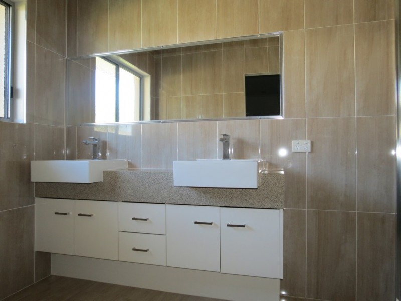 18 Rosehill Road, Emerald QLD 4720