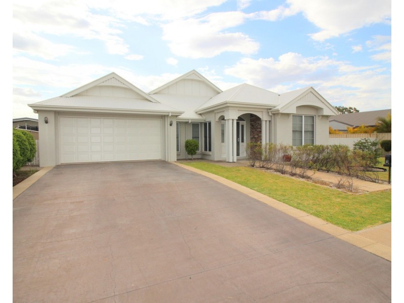 16 Randwick Road, Emerald QLD 4720