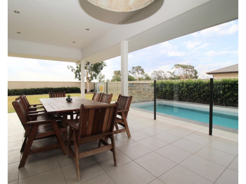 16 Randwick Road, Emerald QLD 4720