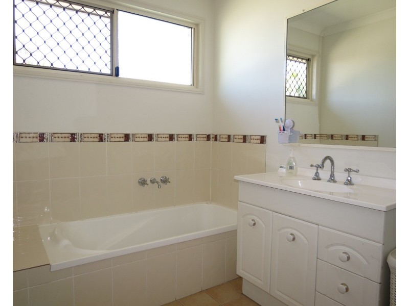 2/87 Roberts Street, Emerald QLD 4720