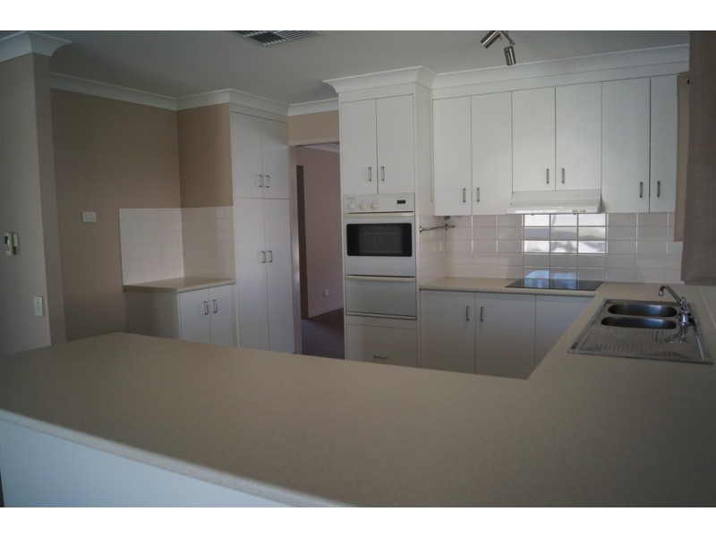 4A Yvette Street, Emerald QLD 4720