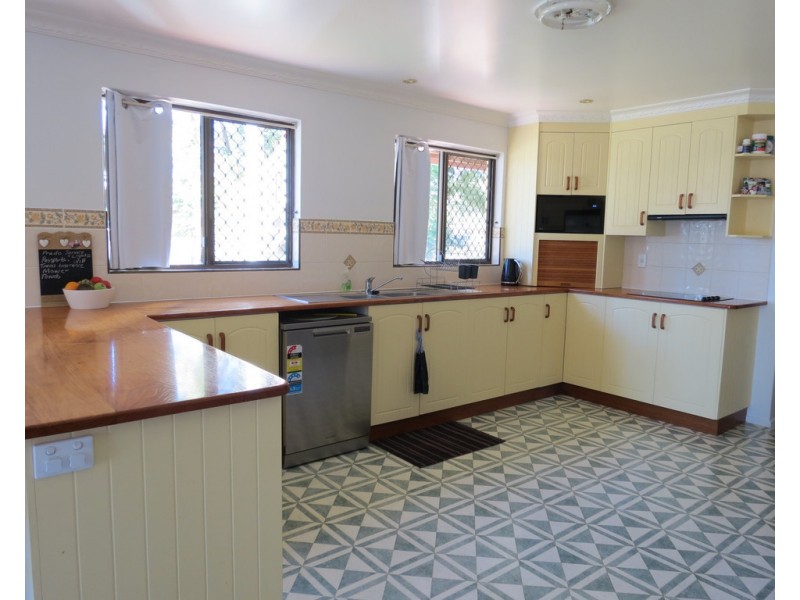 8 Martin Place, Emerald QLD 4720