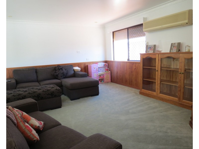 8 Martin Place, Emerald QLD 4720