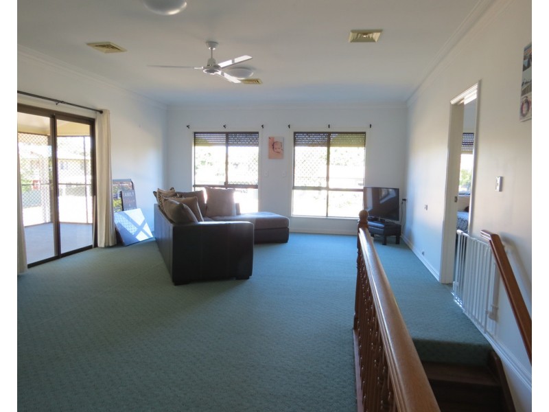 8 Martin Place, Emerald QLD 4720