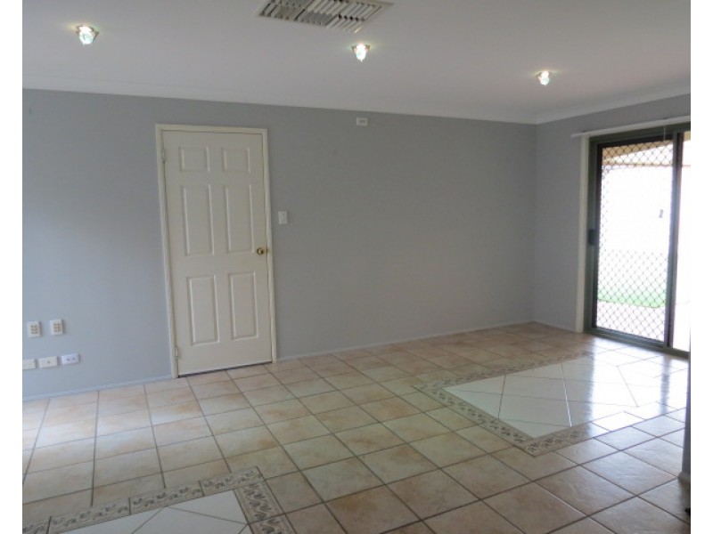 1 Kurrajong Close, Emerald QLD 4720