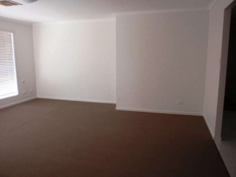 105 Roberts Street, Emerald QLD 4720