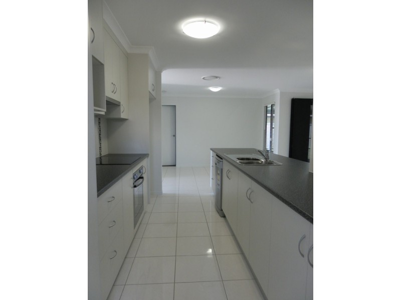 8 Singleton Drive, Emerald QLD 4720