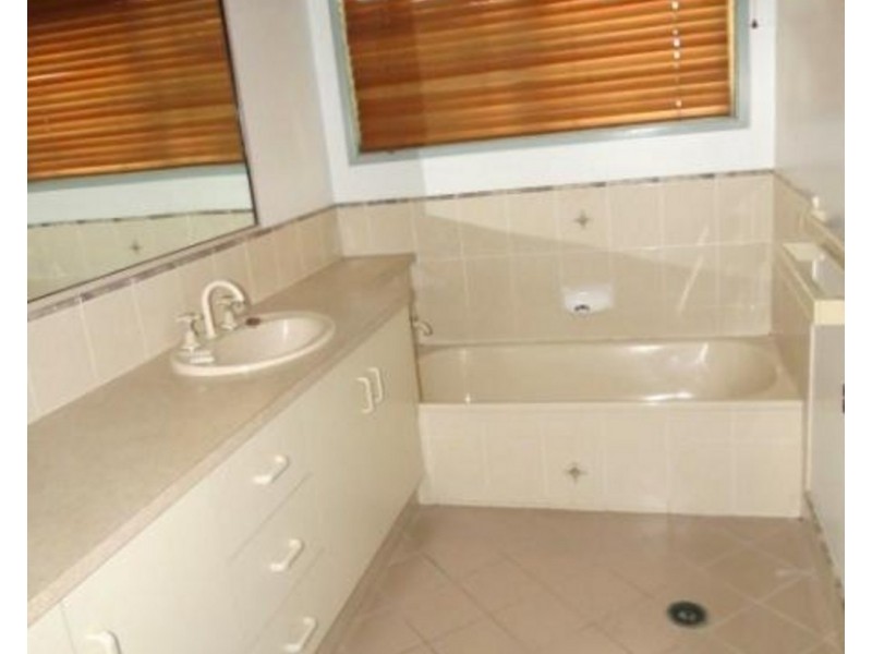 1 Edmonstone Drive, Emerald QLD 4720