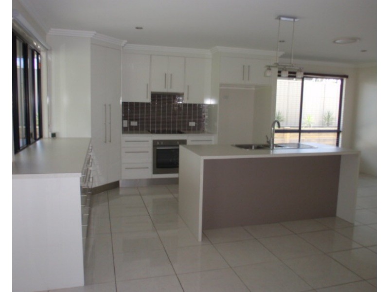16 Pressler Road, Emerald QLD 4720