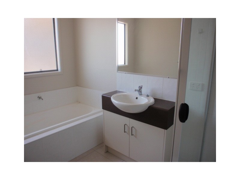 16 Ivers Place, Emerald QLD 4720