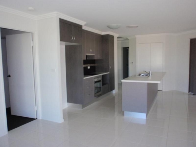 2/10 Scenic Drive, Emerald QLD 4720