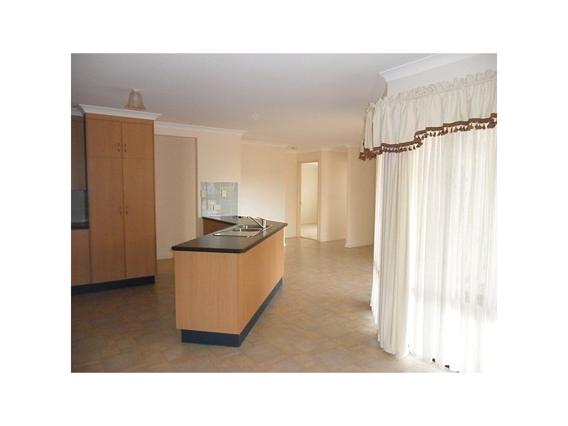 1 Kaitlyn Place, Emerald QLD 4720