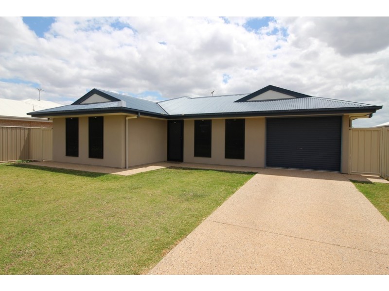 73 Loch Street, Emerald QLD 4720