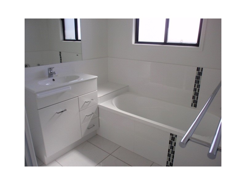 9 SINGLETON COURT, Emerald QLD 4720