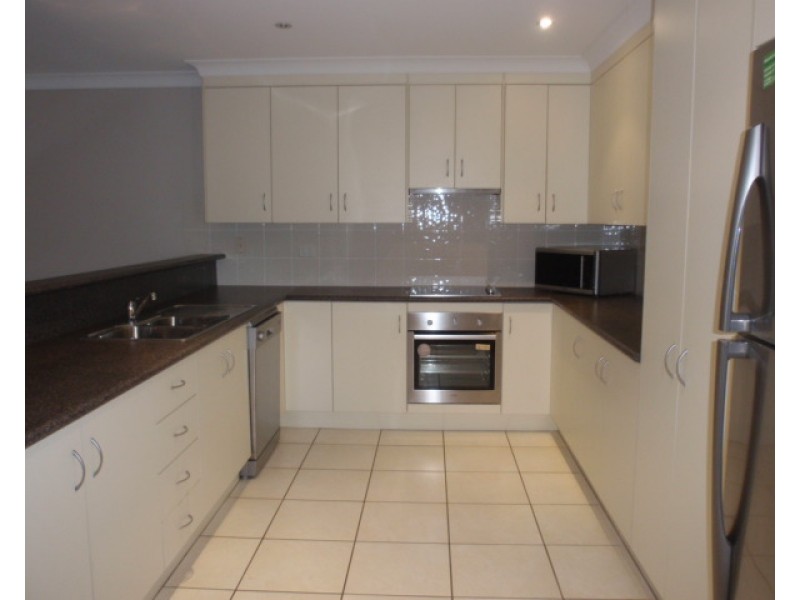 2/42 Newman Drive, Emerald QLD 4720