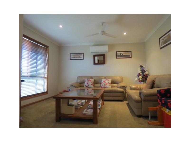 2 Coombs Court, Emerald QLD 4720