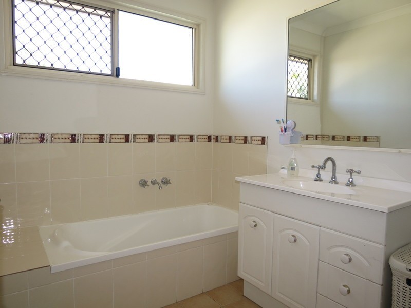 2/87 Roberts Street, Emerald QLD 4720