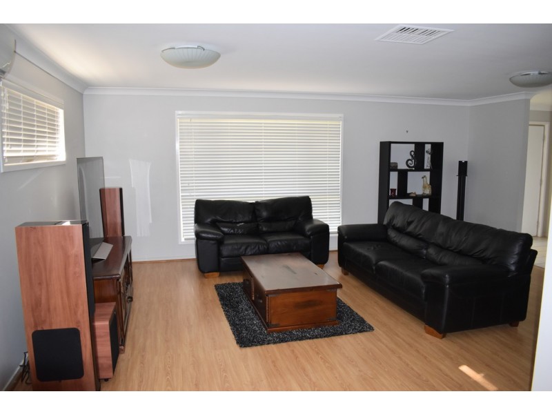 2 Cowan Crescent, Emerald QLD 4720