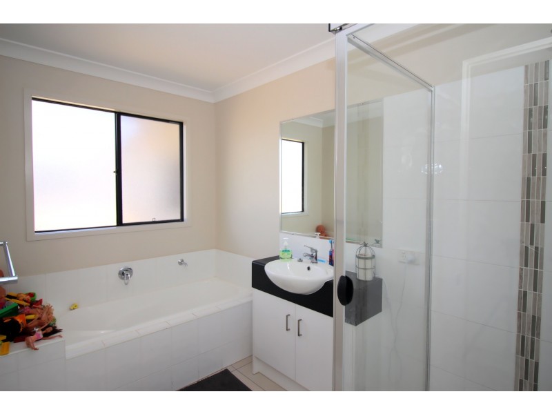 12 Ivers Place, Emerald QLD 4720