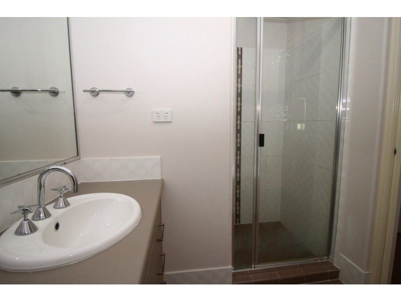Unit 1/2 Guy Street, Emerald QLD 4720
