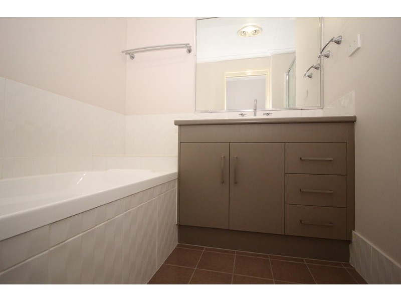 Unit 1/2 Guy Street, Emerald QLD 4720