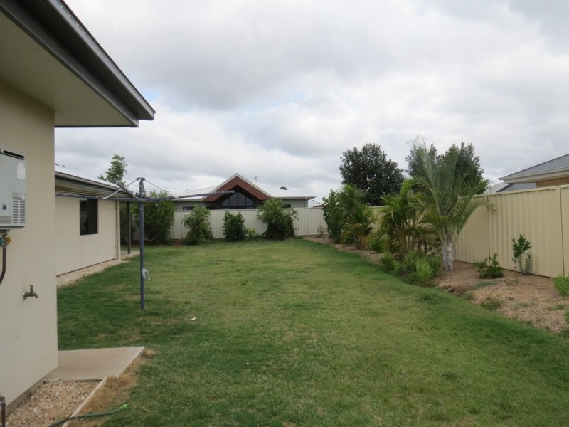 5 Easton Street, Emerald QLD 4720