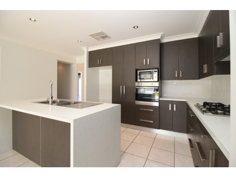 3 Charlton Street, Emerald QLD 4720