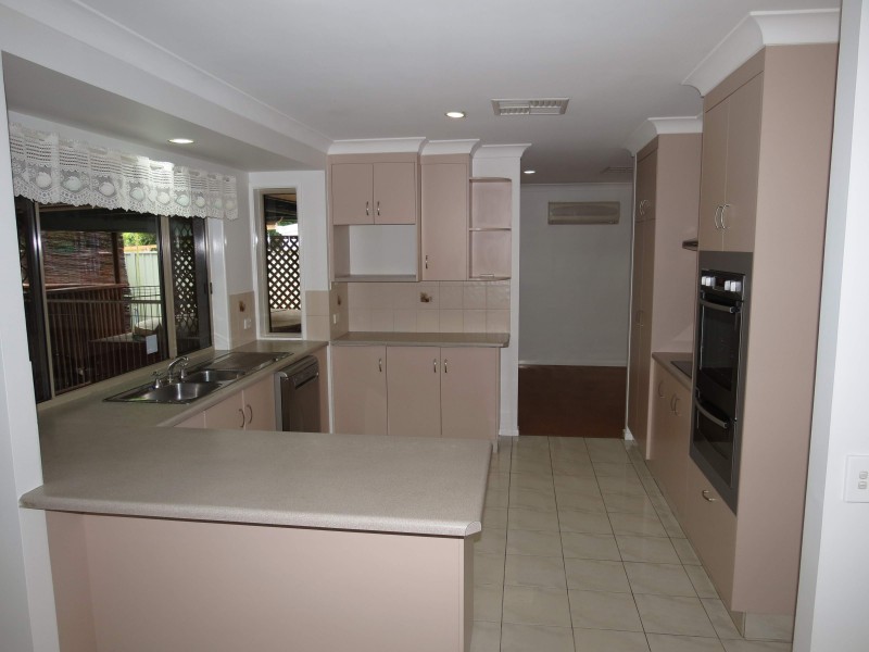 9 Smith Place, Emerald QLD 4720