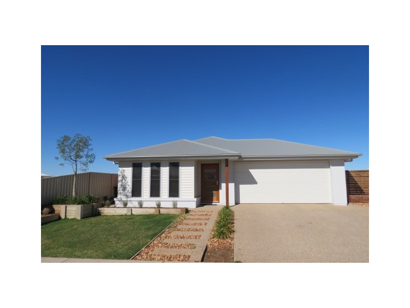 65 Canterbury Road, Emerald QLD 4720