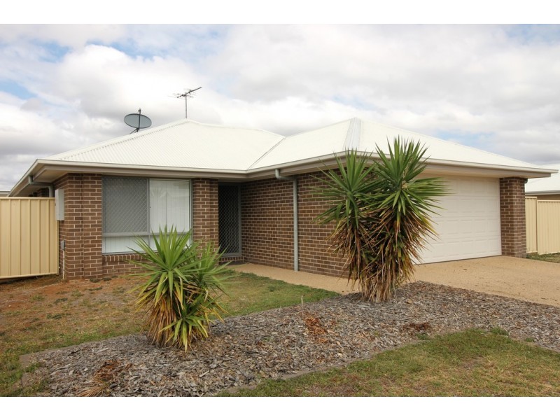 17 Scenic Drive, Emerald QLD 4720