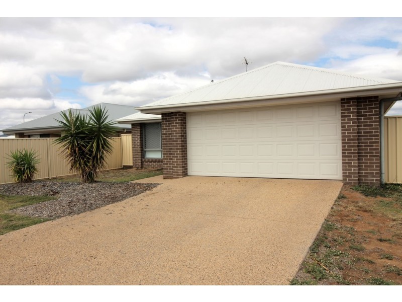 17 Scenic Drive, Emerald QLD 4720