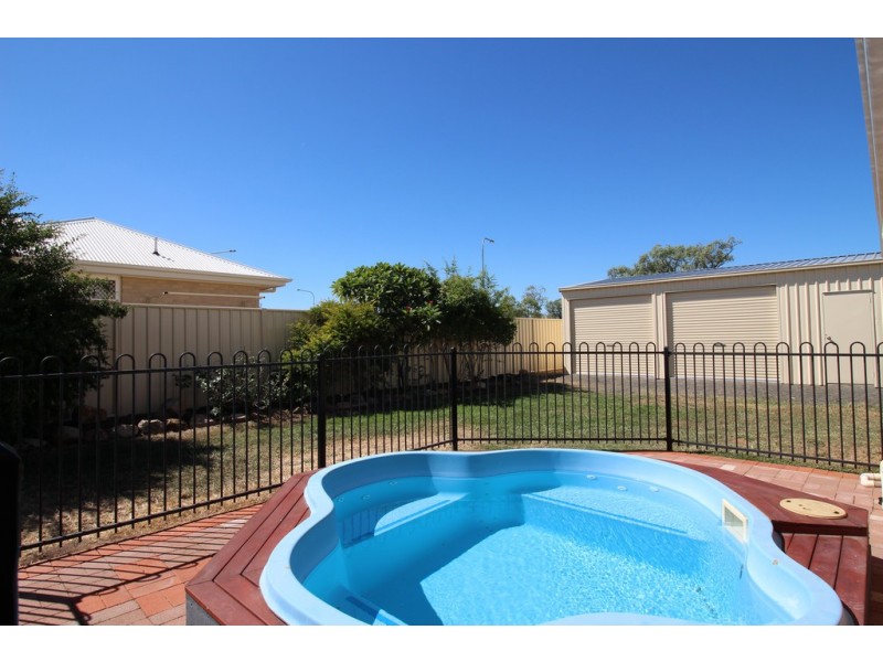 3 Lakeside Drive, Emerald QLD 4720