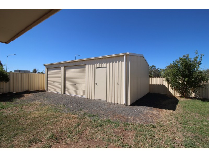 3 Lakeside Drive, Emerald QLD 4720