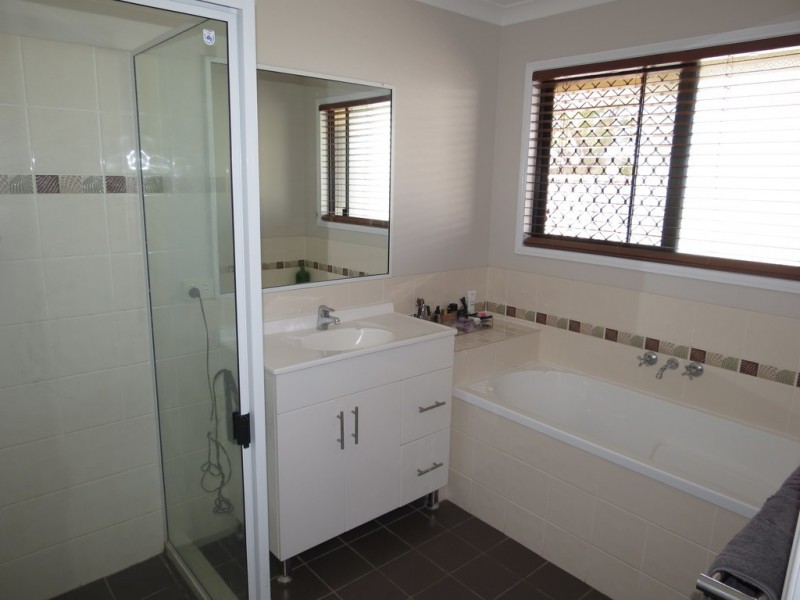 2/4 Charlton Street, Emerald QLD 4720
