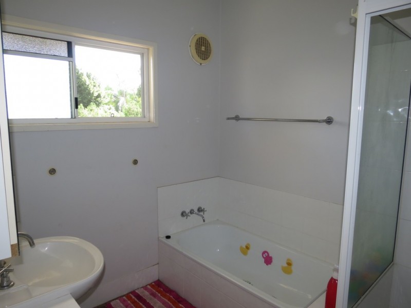 16 Roseanne Road, Emerald QLD 4720
