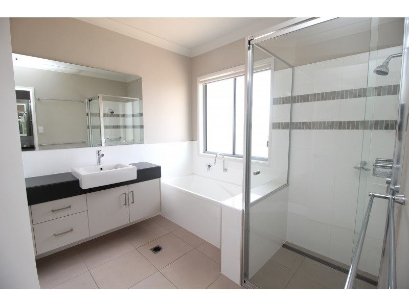 35 Newman Drive, Emerald QLD 4720
