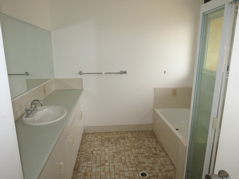 16 Andrews Road, Emerald QLD 4720