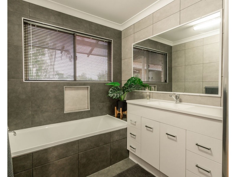 20B Crendon St, Emerald QLD 4720