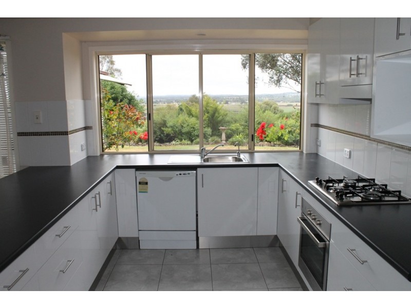 16 Osterley Terrace, Inverell NSW 2360