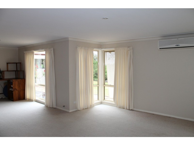 16 Osterley Terrace, Inverell NSW 2360