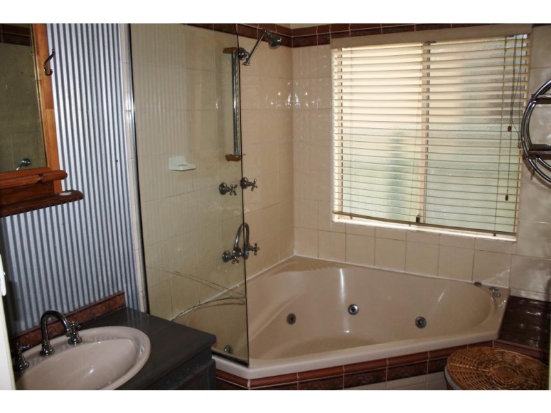 32 Greaves Street, Inverell NSW 2360