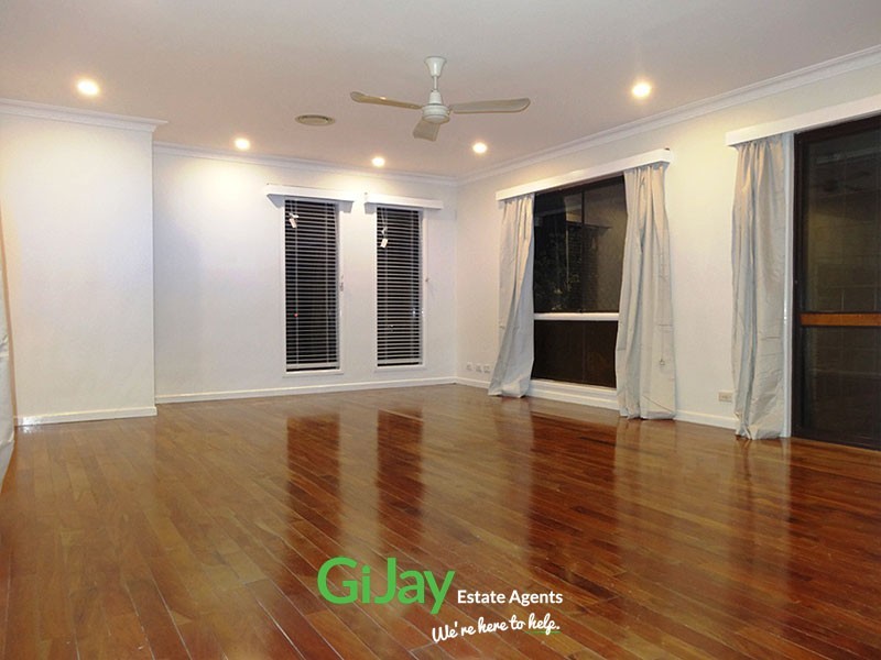 10 Chicago St, Robertson QLD 4109