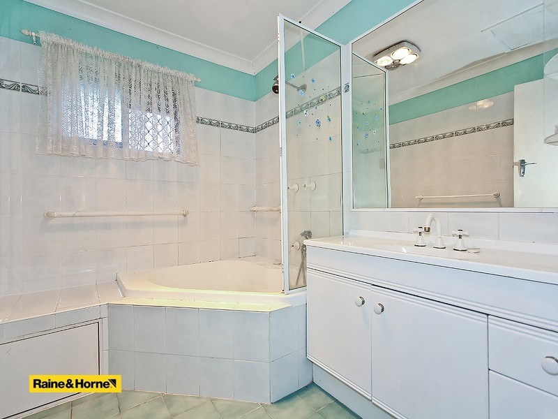 8 Garie St, Wishart QLD 4122