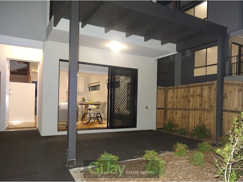 2/18 East Street, Camp Hill QLD 4152