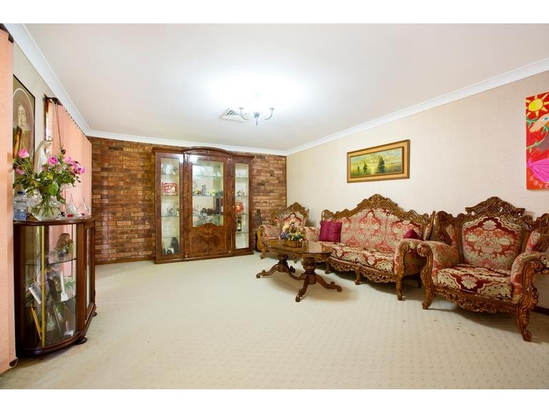 19 Banbury Cres, Chipping Norton NSW 2170